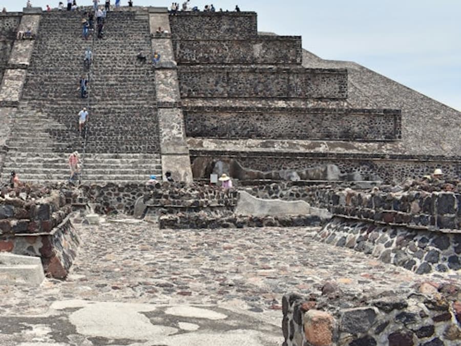 Teotihuacán Pyramids & Shrine of Guadalupe: Day Tour with Lunch