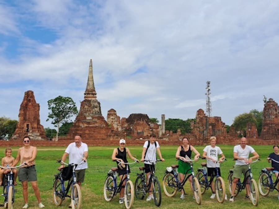 Ayutthaya: Guided Bike Tour with Lunch + Boat Crossing