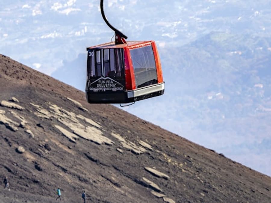 Etna-bjerget: Prioritetsbillet til svævebanen + 4x4 bustur