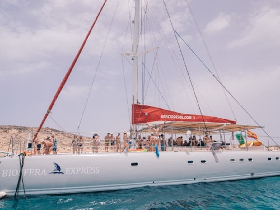 La Graciosa: Catamaran Tour + Lunch + Roundtrip Ferry from Lanzarote