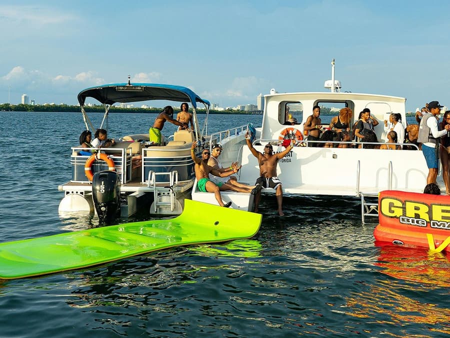 Miami: Boat Tour with Jet Skis, Tubing & Open Bar