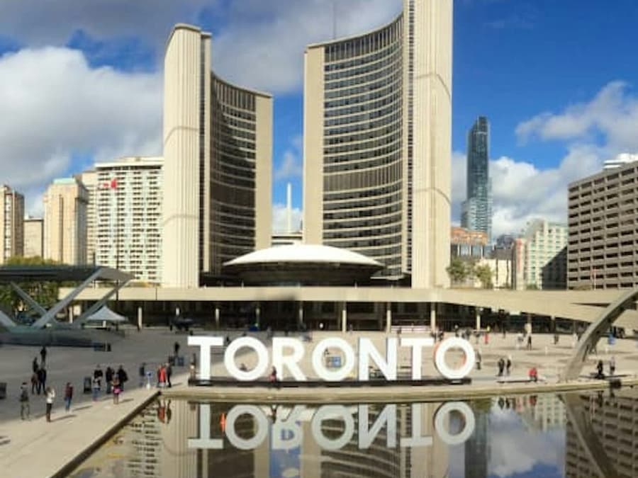 Toronto: Small Group City Tour + Hotel Pickup