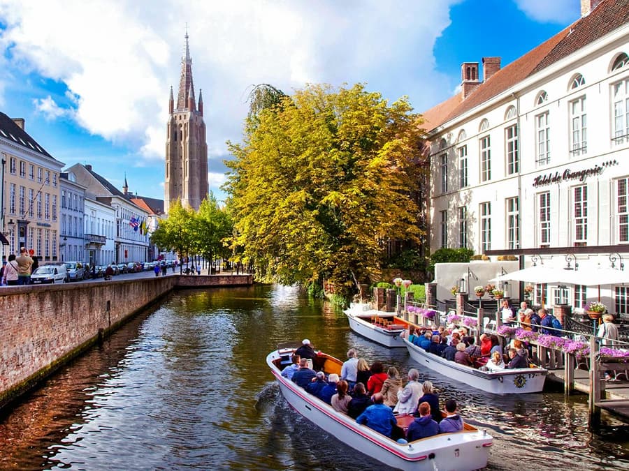 From Brussels: Bruges & Ghent Tour with Cruise & Chocolate Tasting