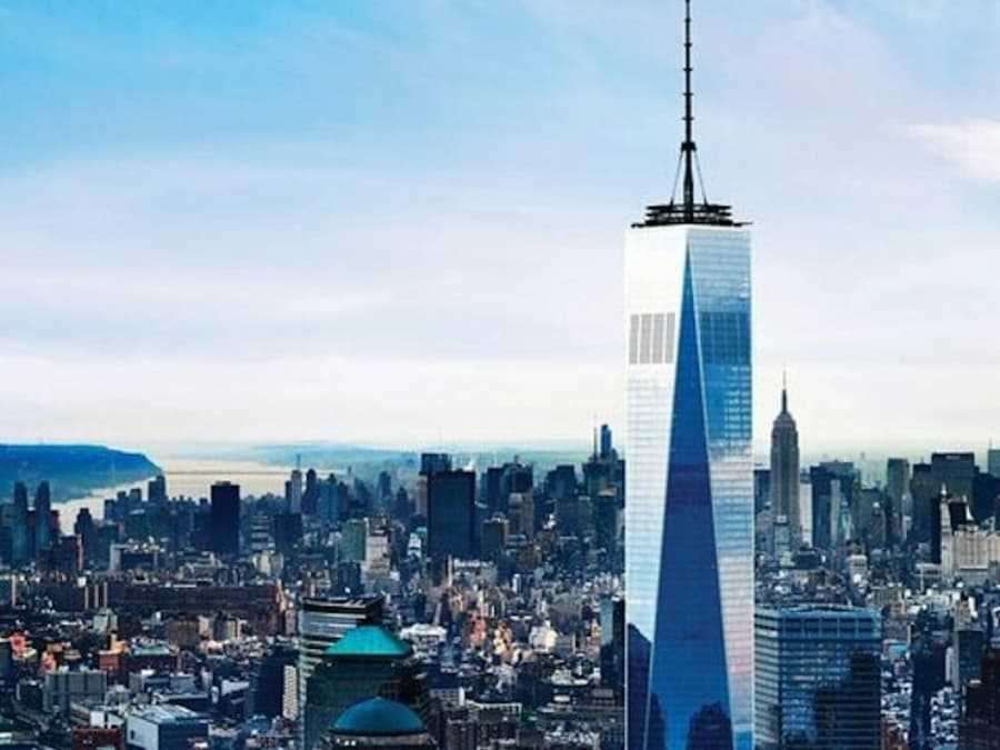 New York: Manhattan Guided Walking Tour + One World Observatory Ticket