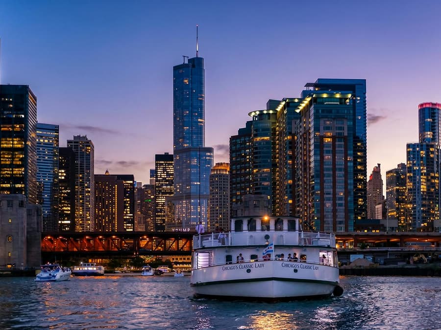 Chicago at Night: River & Lake Sightseeing Cruise by First Lady