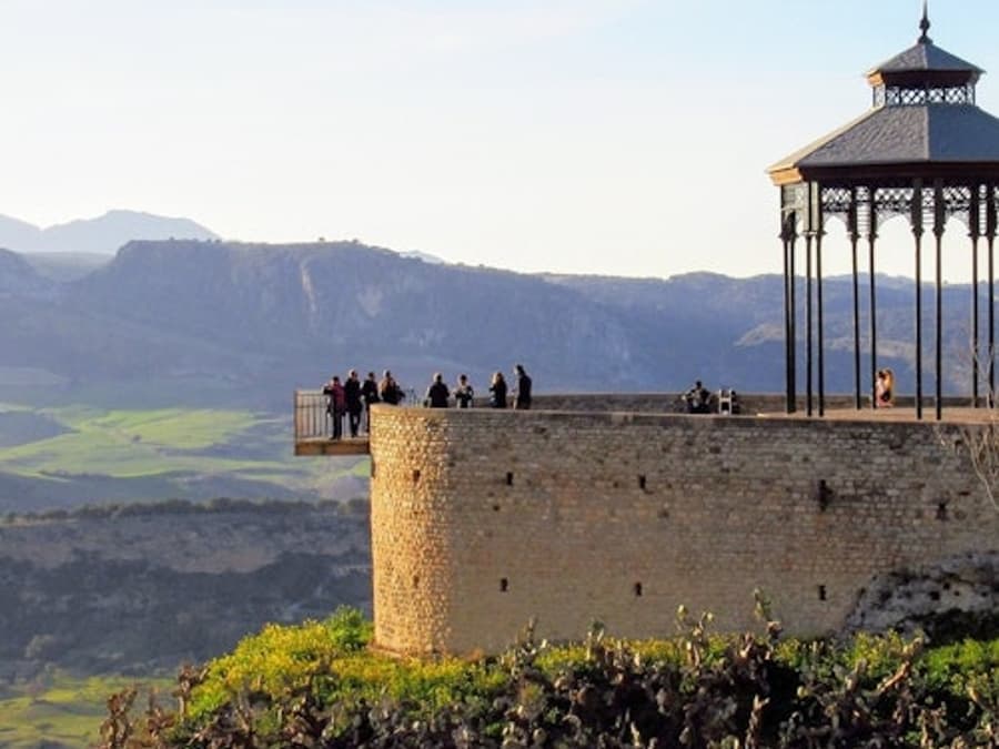 Ronda y Setenil de las Bodegas desde Málaga: Tour Guiado en Grupo