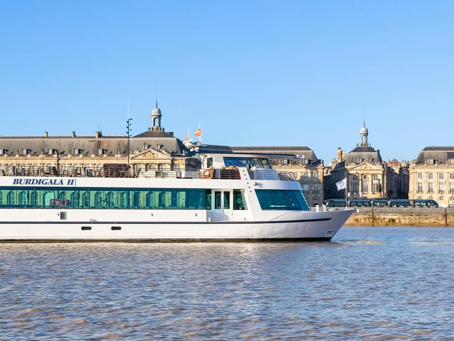 1.5-Hour Bordeaux River Cruise with Wine and Canelé Tasting