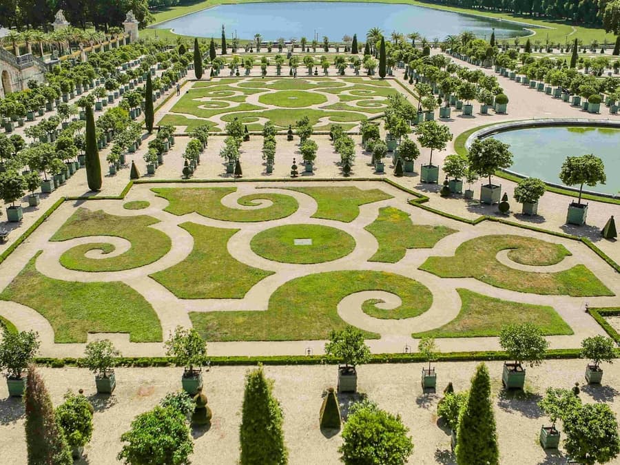 Palace of Versailles: Roundtrip Transport Only