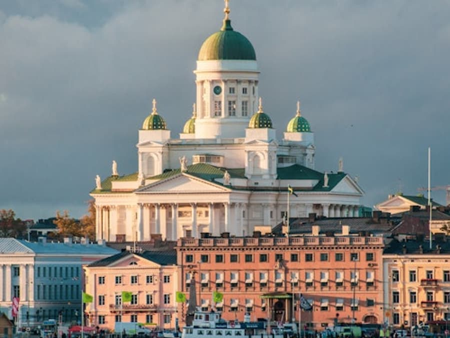 Helsinki: Private Guided Walking Tour with a Sociologist