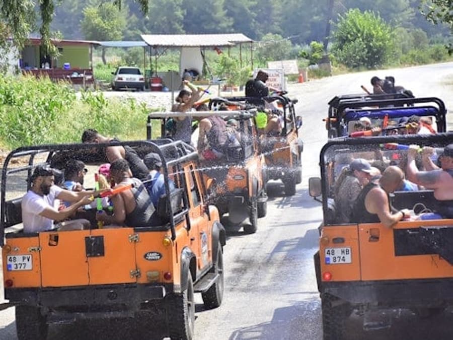 Montañas Tauro y Yumaklar: Aventura en Safari en Jeep desde Antalya