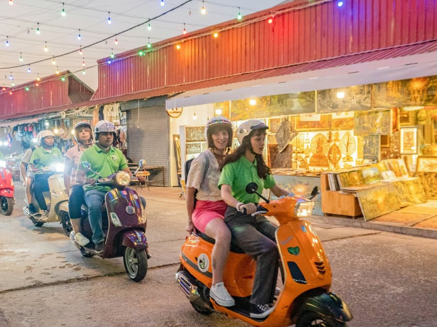 Phnom Penh: Guided Evening Vespa Food Tour + Transfer