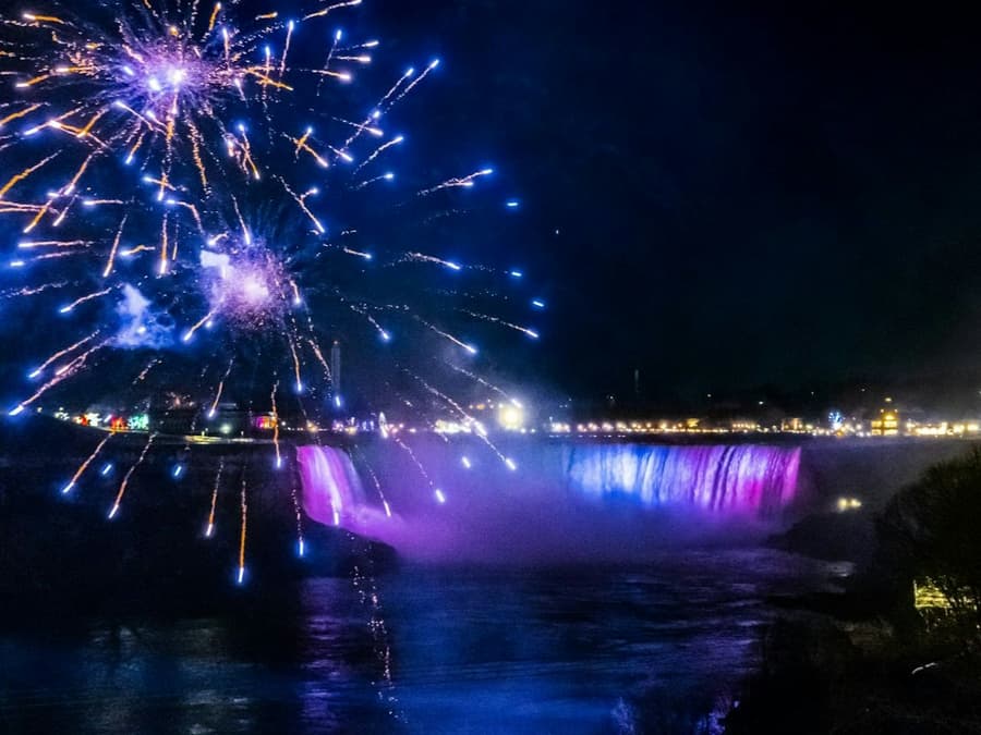 Niagara Falls (CA): Journey Behind the Falls + Guided Tour + Fireworks Cruise