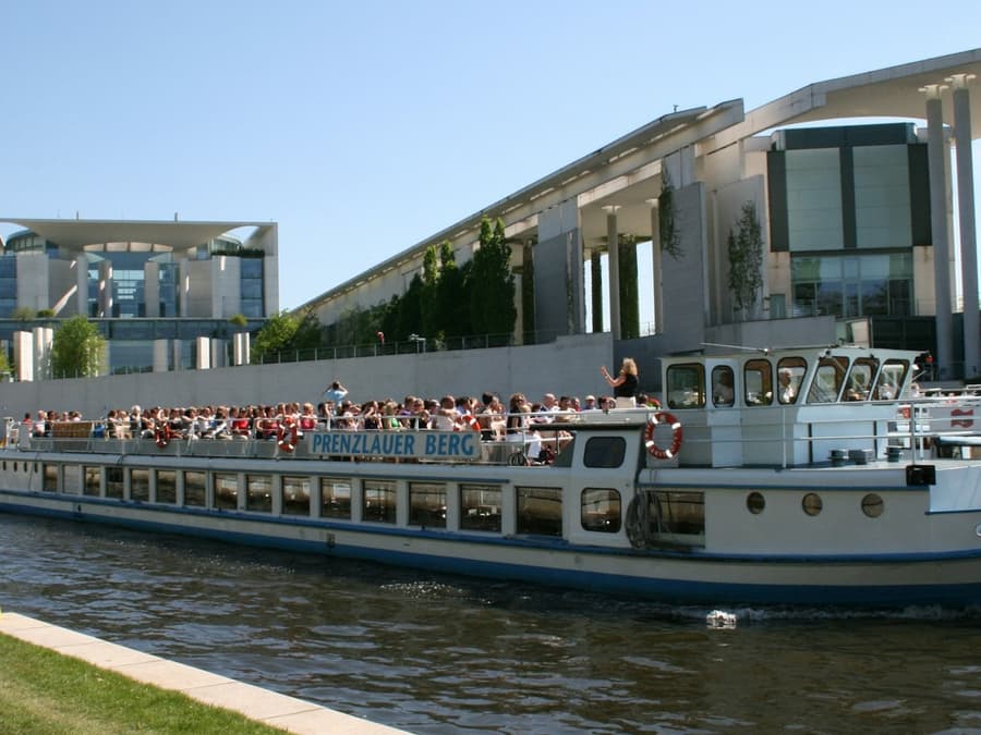 Berlin: 1-Hr Historical Sightseeing Cruise from Old Stock Exchange