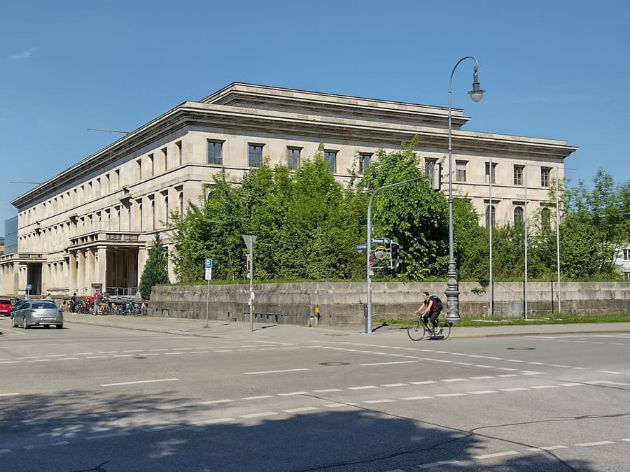 Third Reich: Art, Artists and Ideology behind the scenes