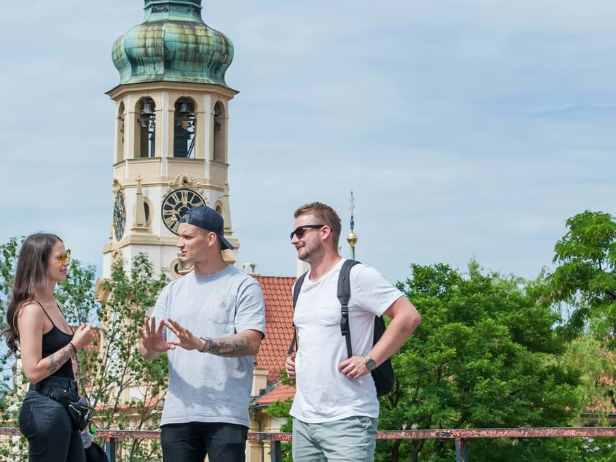 Prague: Castle-Side Guided Tour with Food & Beer Tasting