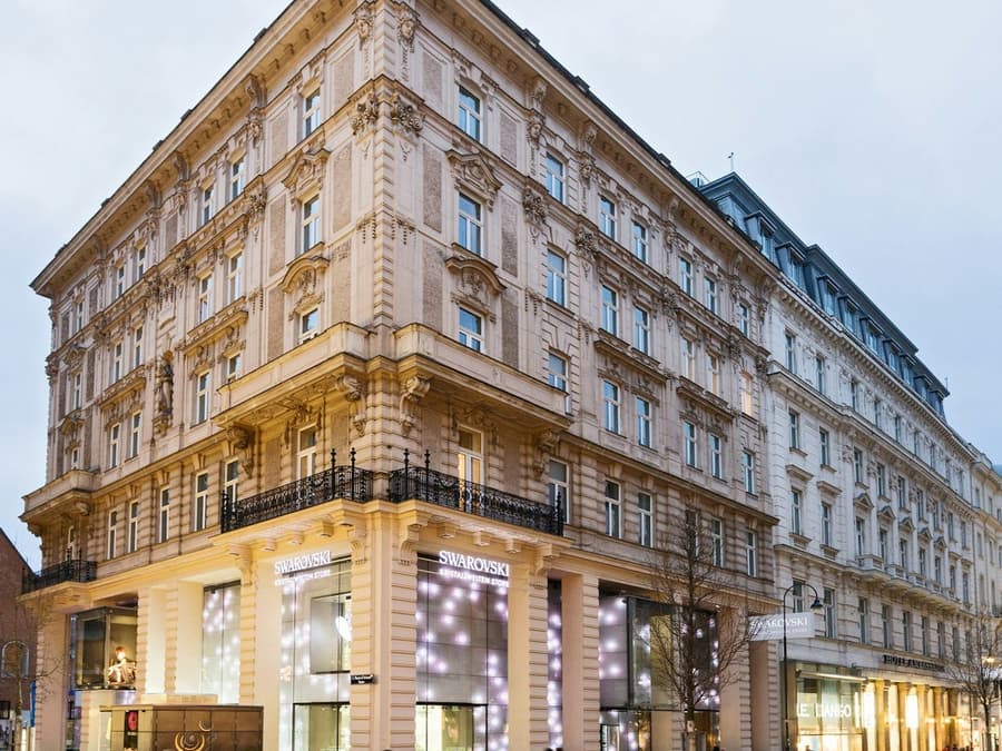Swarovski Crystal Worlds Shopping Experience Tour with Champagne & Gift