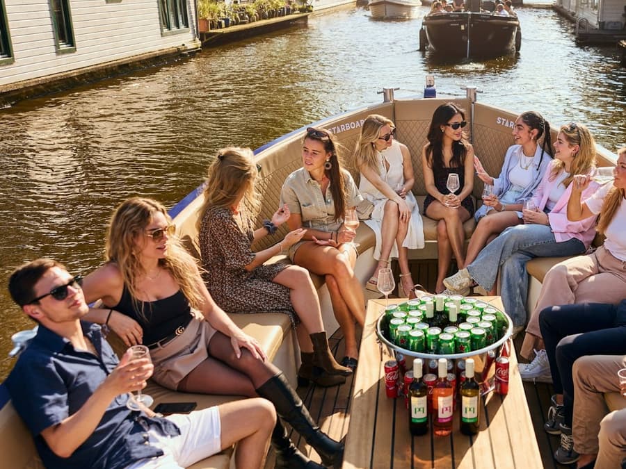 Amsterdam: Booze Cruise with Unlimited Drinks