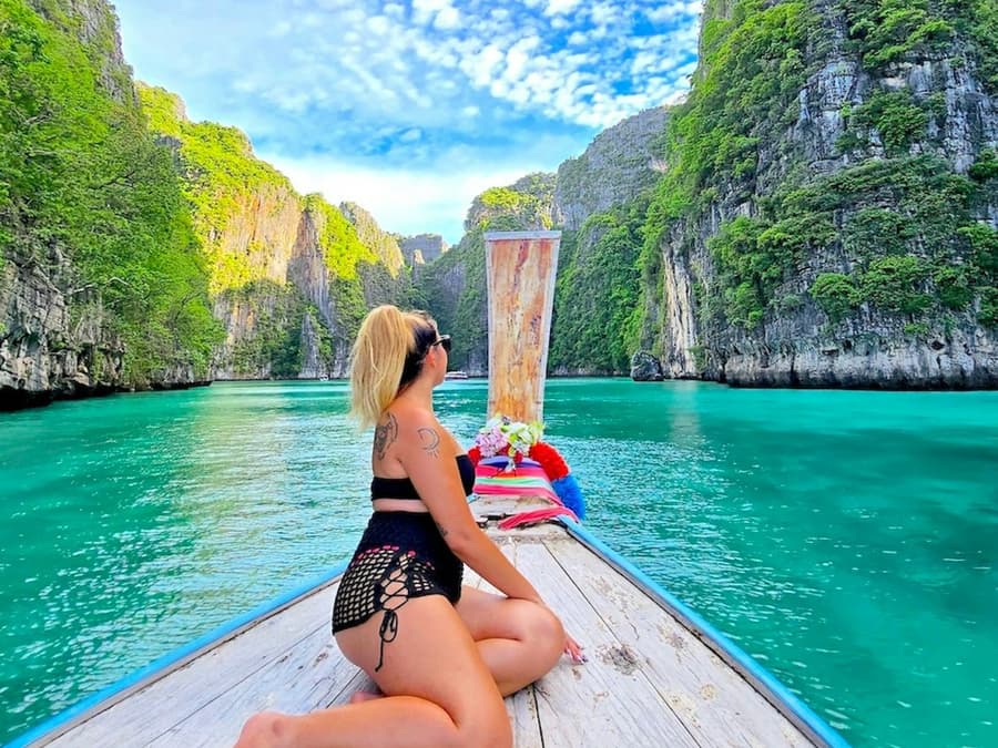 Phi Phi Islands: Boat Tour + Roundtrip Transfer from Khao Lak