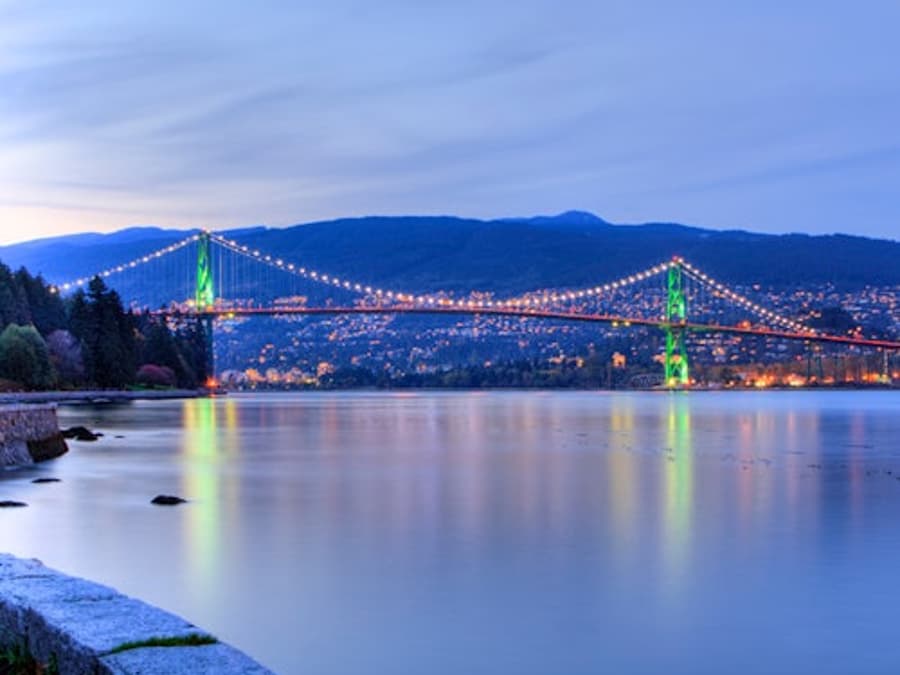 Vancouver: Evening Guided Bus Tour of Stanley Park