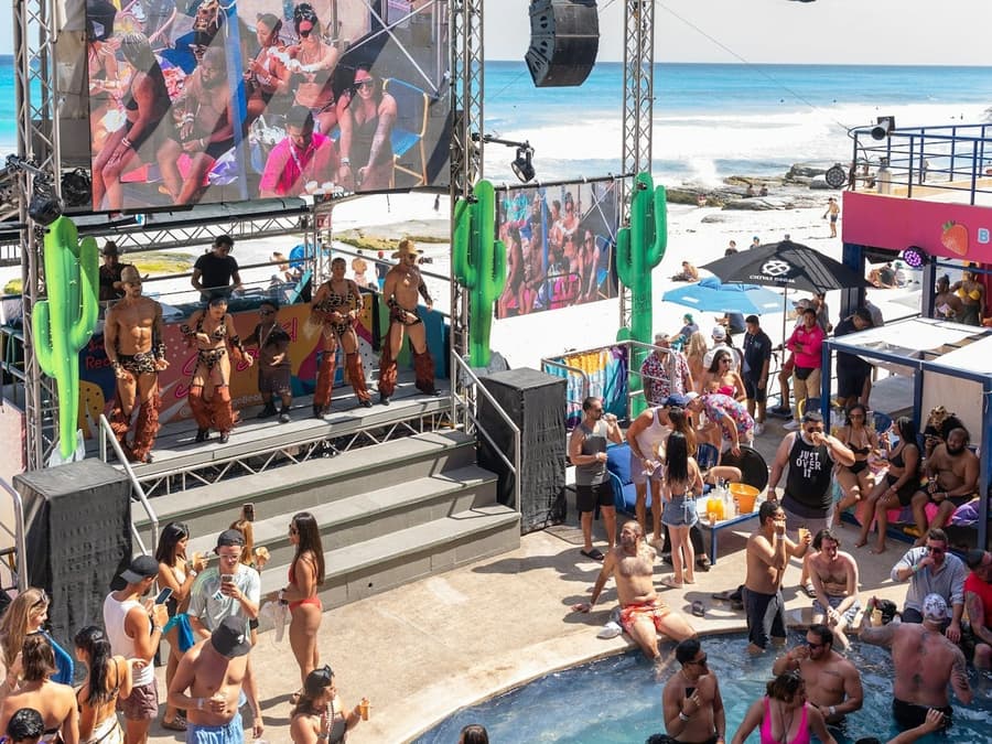 Coco Bongo Cancun: Beach Party