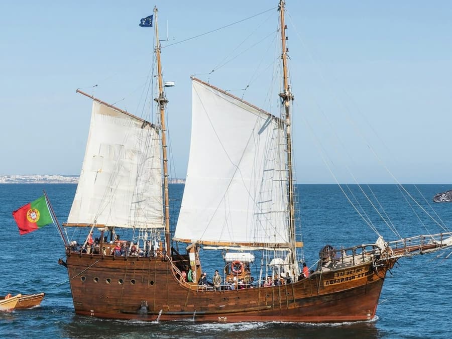 Benagil: Pirate Ship Morning Caves Cruise