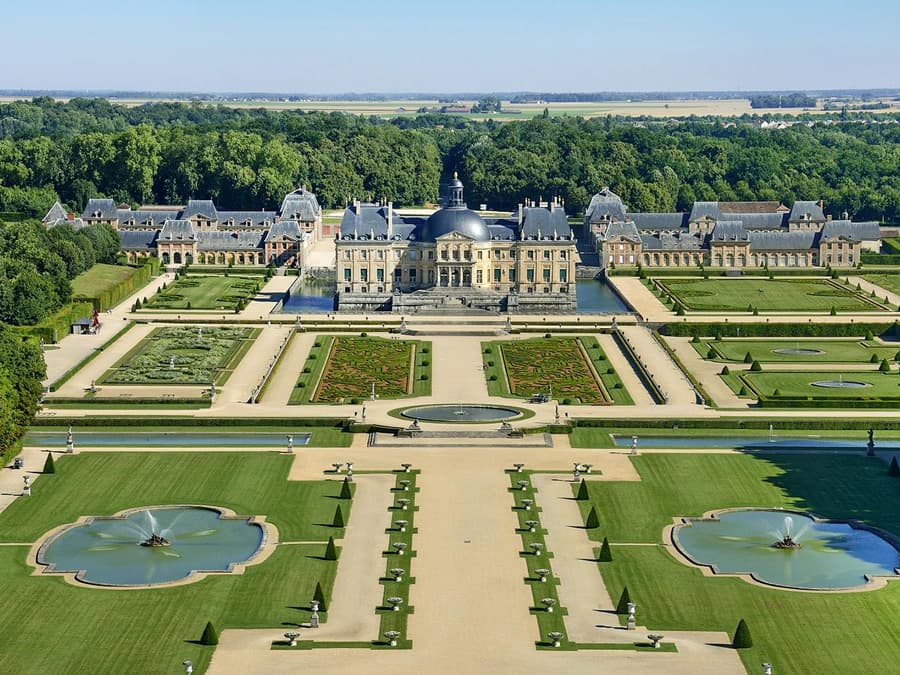 From Melun: Vaux-le-Vicomte Day Trip with Chateaubus Shuttle