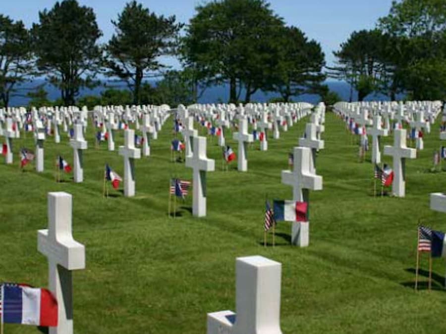 Normandy & D-Day Beaches: Guided Day Trip from Paris with Visit to Cemetery