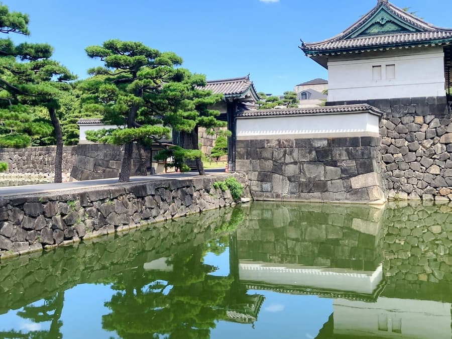 Tokyo Small-Group Walking Tour of Imperial Palace East Gardens