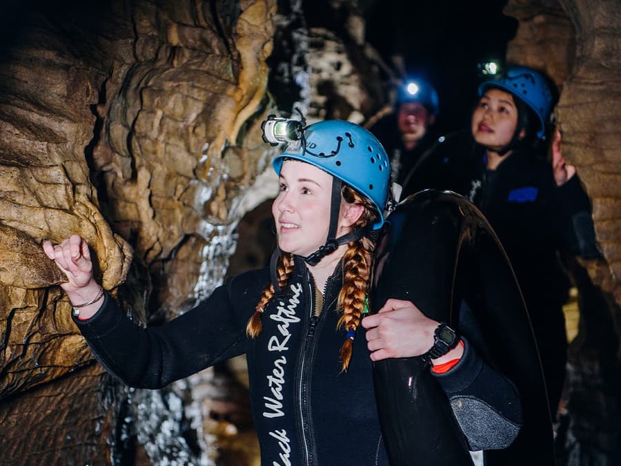 Experiența ghidată de rafting cu apă neagră în Peștera Ruakuri