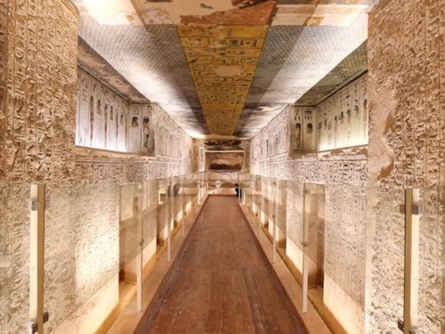 Luxor: Valley of the Kings Guided Tour + Roundtrip Transfer
