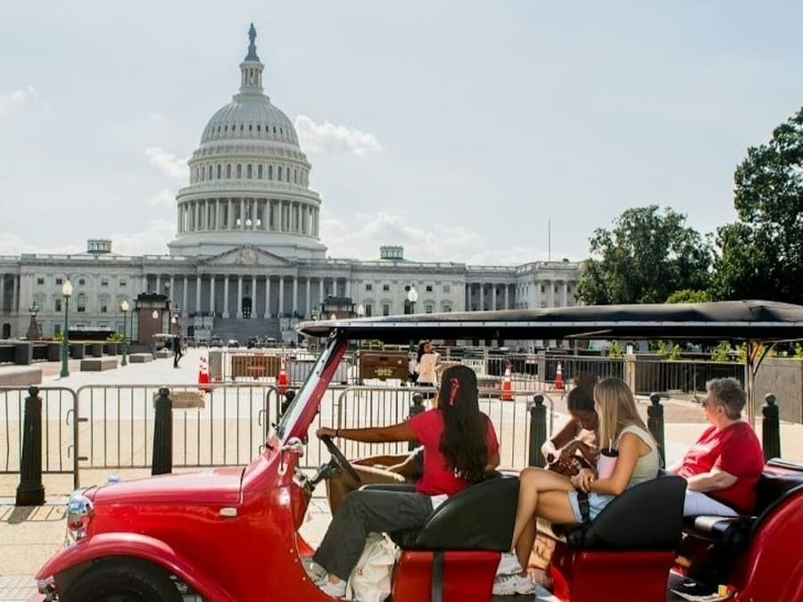 Washington DC: Small Group Guided Electric Car Tour
