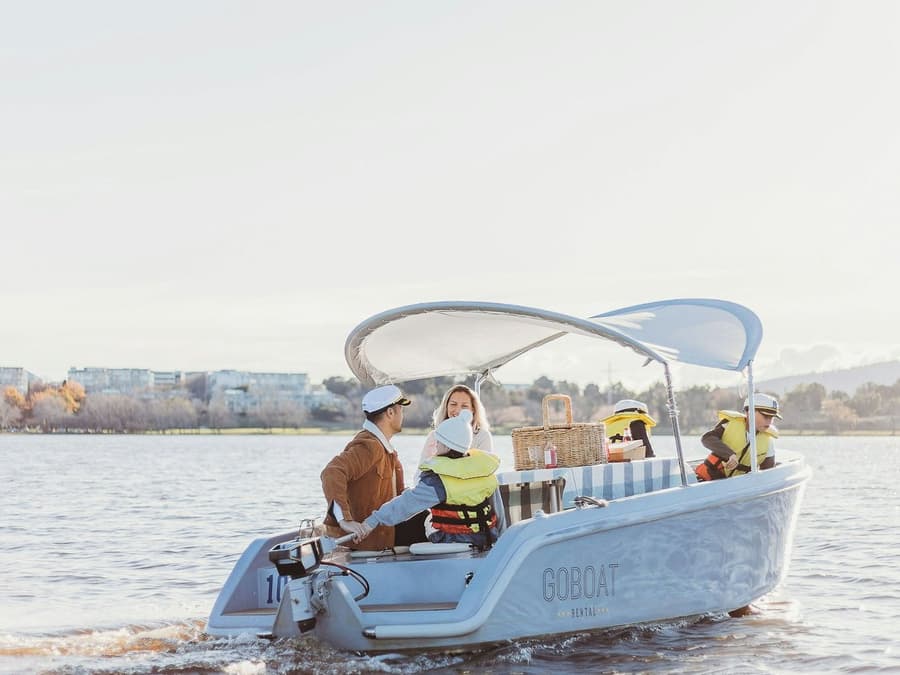 Private Electric Picnic Boat Hire