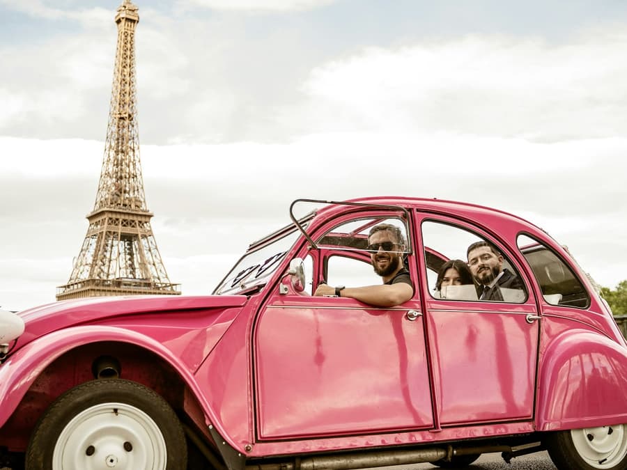 Paris: Private Tour in Pink Citroën 2CV