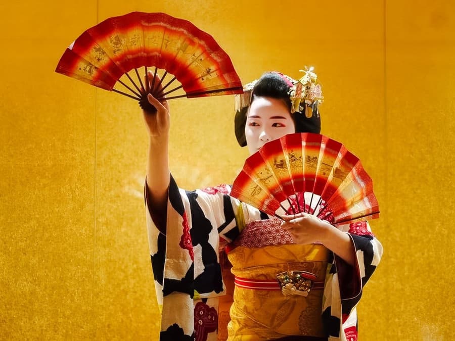 Kyoto: Sit with a Real Geisha – Tea Ceremony, Traditional Dance & Snacks