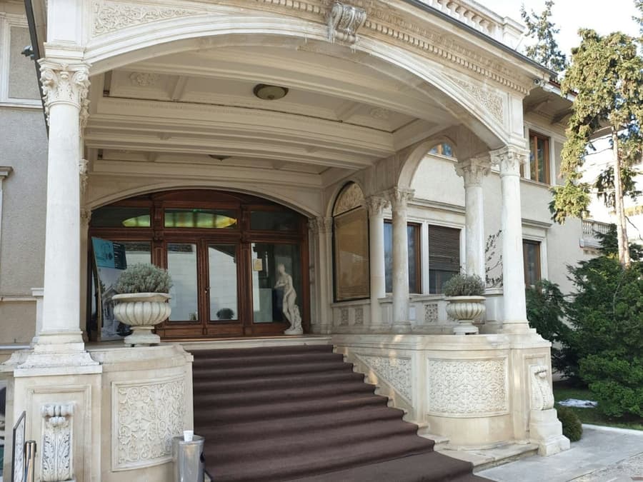 Ceauşescu Mansion: Guided Tour