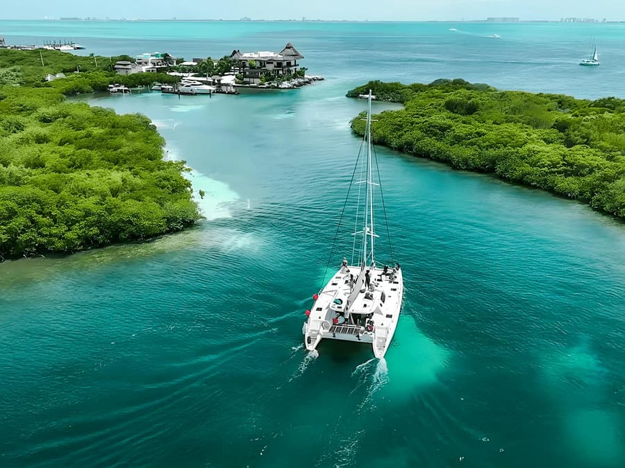 Isla Mujeres Catamaran Tour with Open Bar, Snorkelling and Buffet