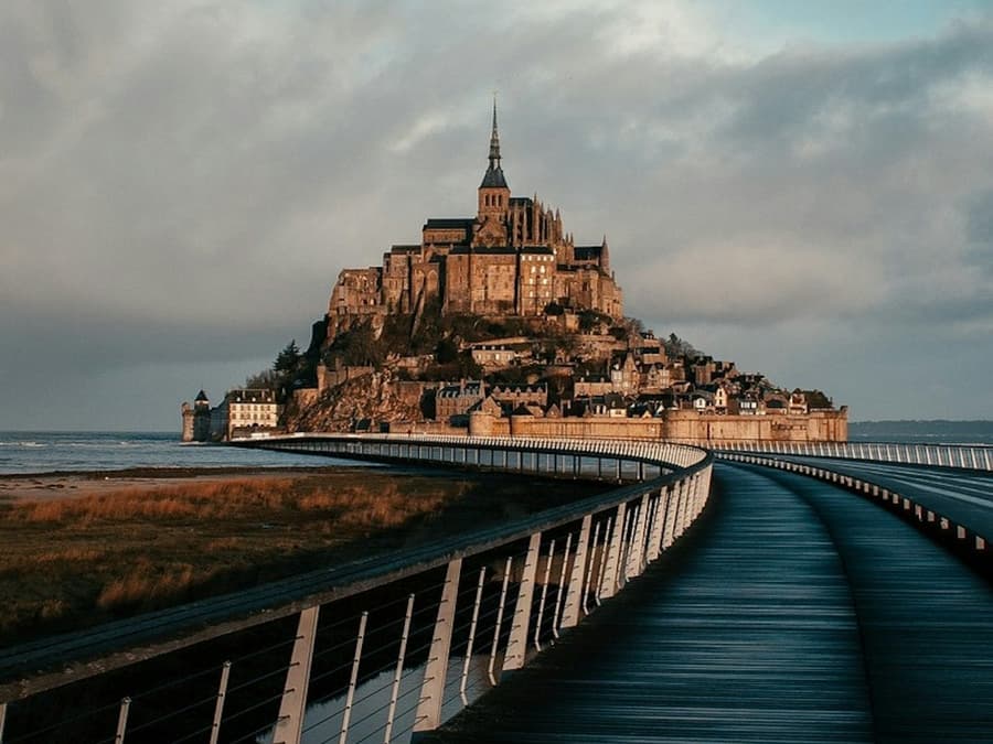 Mont Saint-Michel: Entry Ticket and Guided Day Tour from Paris