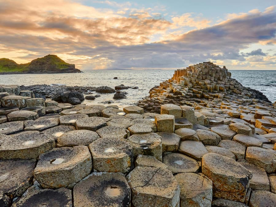 From Belfast: Giant’s Causeway, Dark Hedges & Dunluce Castle Full-Day Tour