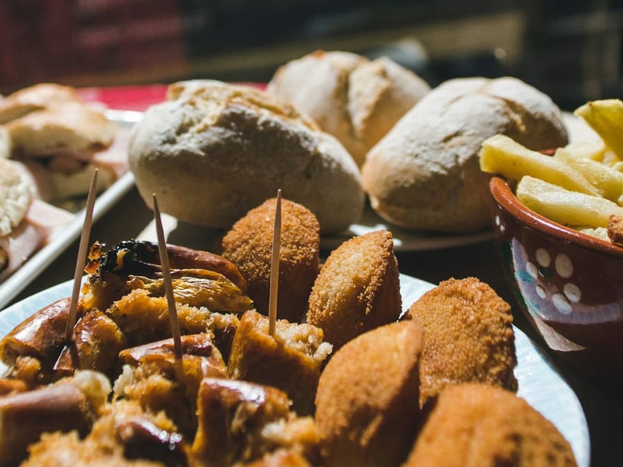 Lisbon: Guided Food & Wine Tour