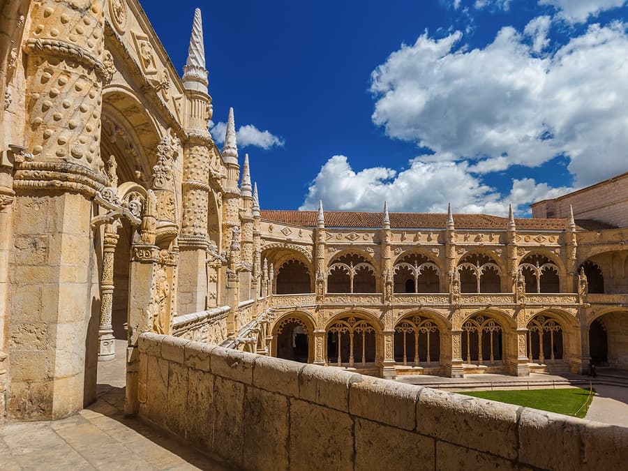 Lisboa Card: Access to 50+ Attractions & Unlimited Public Transportation