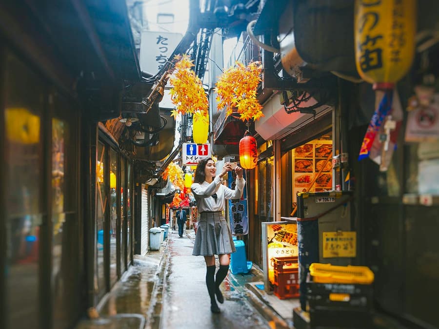 Tokyo Nightlife Tour with Bar Hopping, Golden Gai, and Izakaya Visit