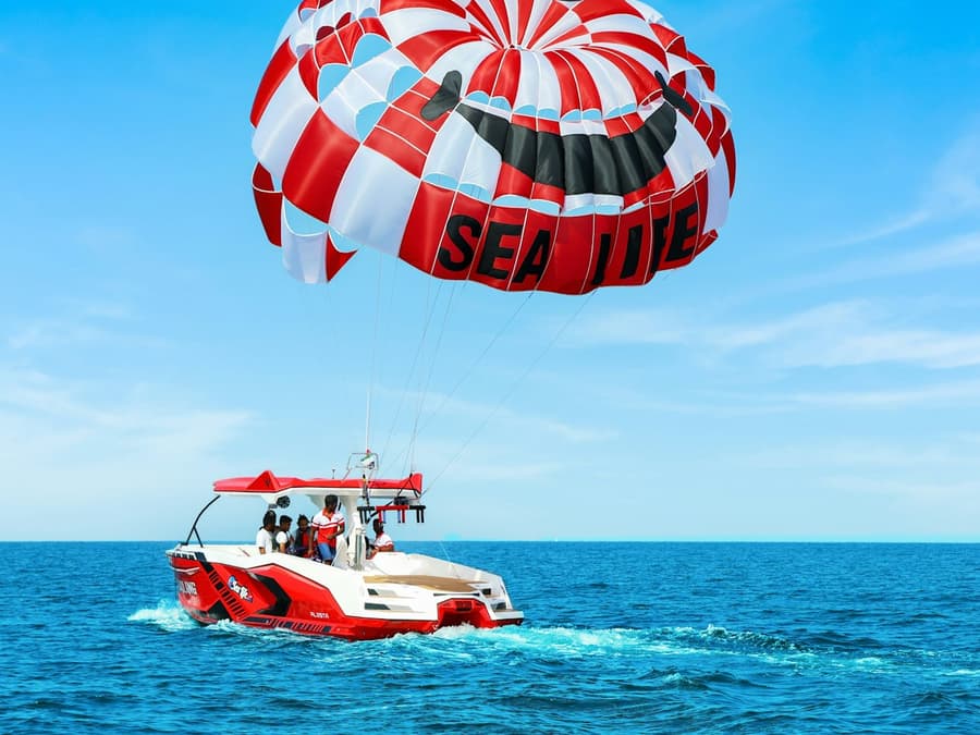 Dubai: Palm & JBR View Parasailing Experience