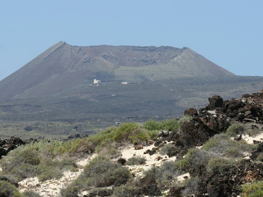 La Corona Volcano & Famara Cliffs: Guided Tour + Transfers