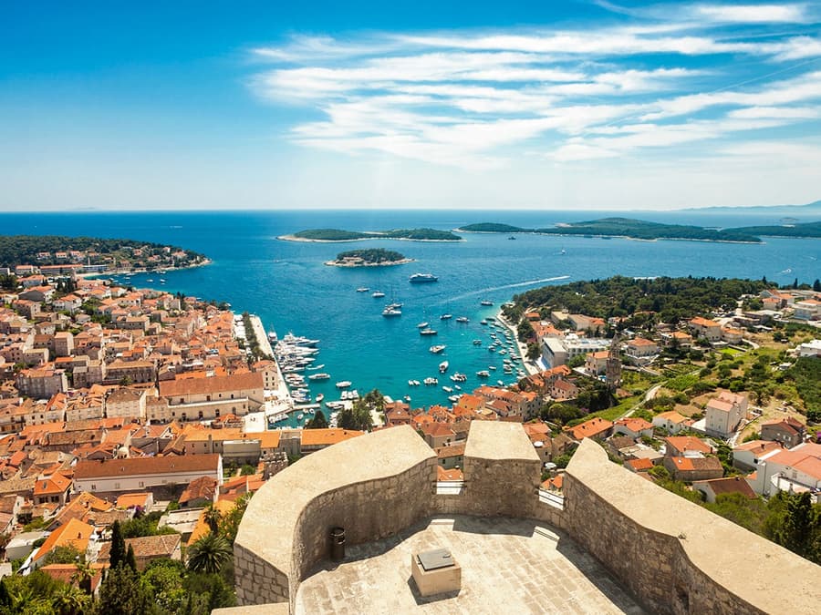 Z Trogiru: Celodenní plavba lodí na Hvar a 3 ostrovy s obědem a nápoji