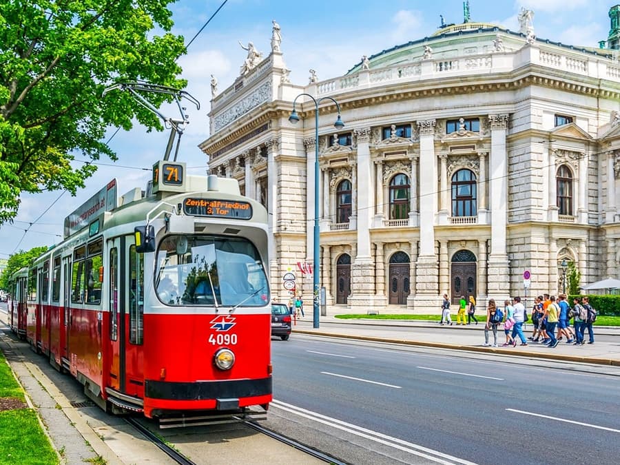 Vienna Welcome Card: Trasporti Pubblici Illimitati con Tour in Autobus Hop-on Hop-off Facoltativo