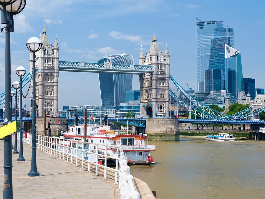 Prohlídka Tower Bridge a strojoven s průvodcem a plavba po řece Temži