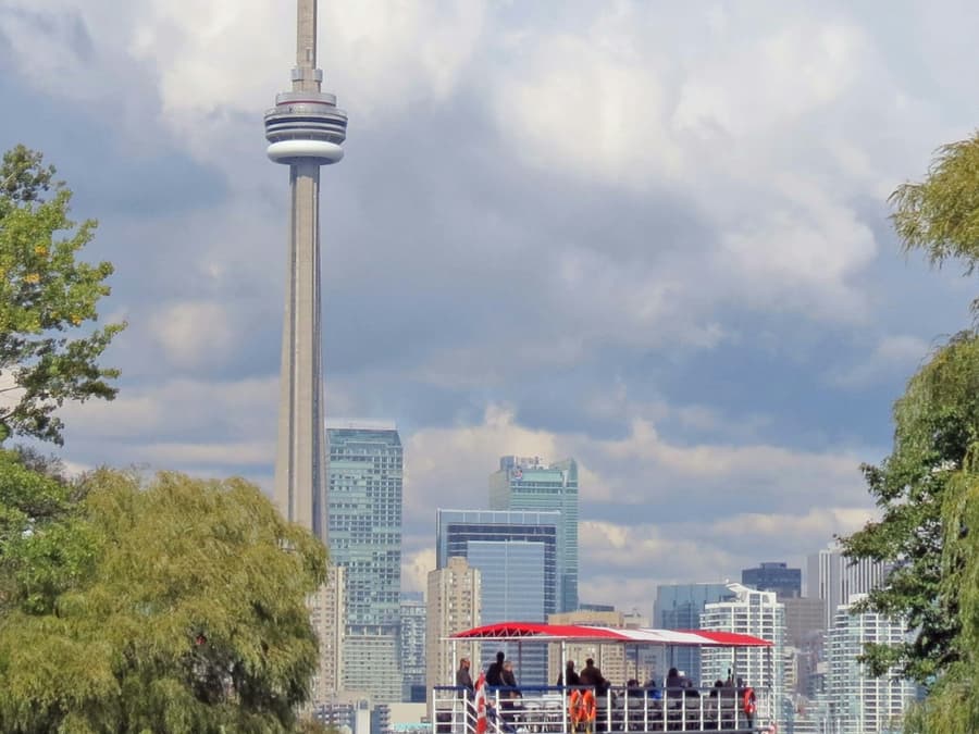 Toronto: Guided Harbour & Islands Cruise + Drink