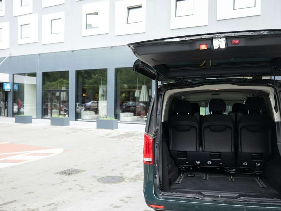Vienna: Private Transfer from Airport to Hotel in Bratislava or Vice Versa