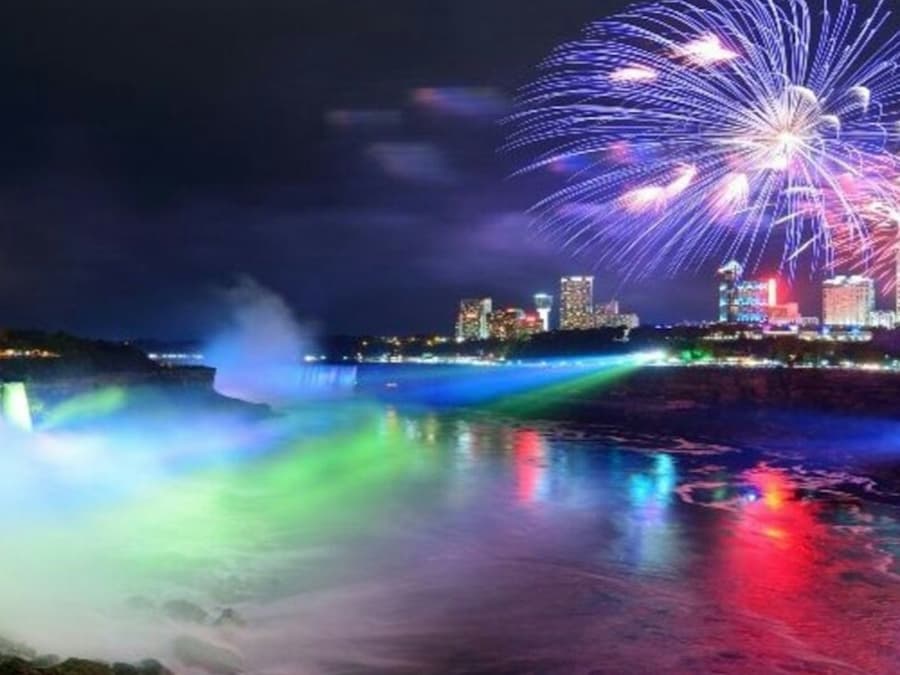 Niagara Falls: Evening Walking Tour with Fireworks Cruise and Dinner