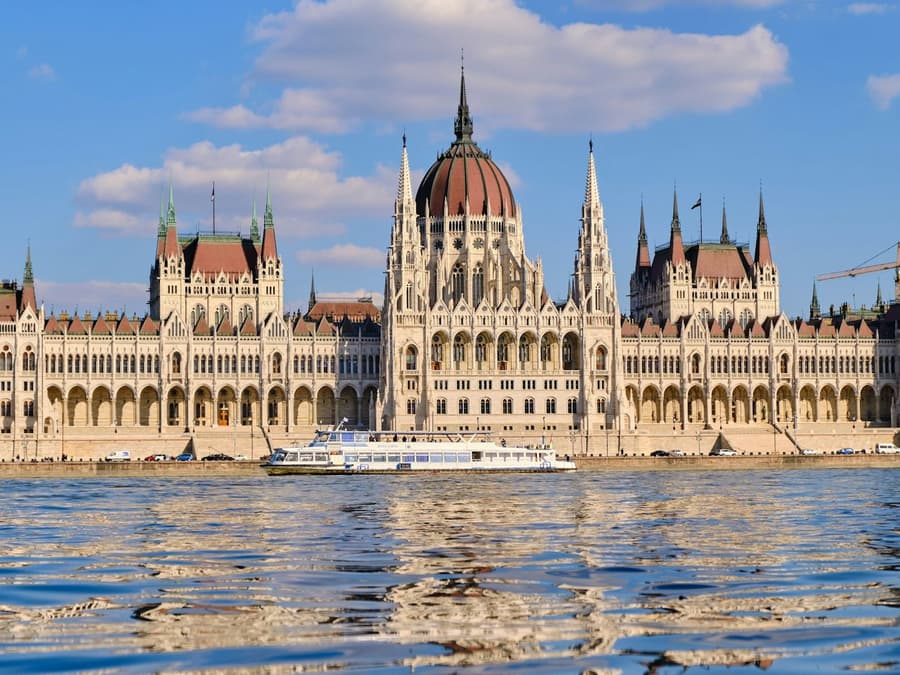 Budapest: Hop-on Hop-off Sightseeing Cruise + Audio Guide + 1 Ital